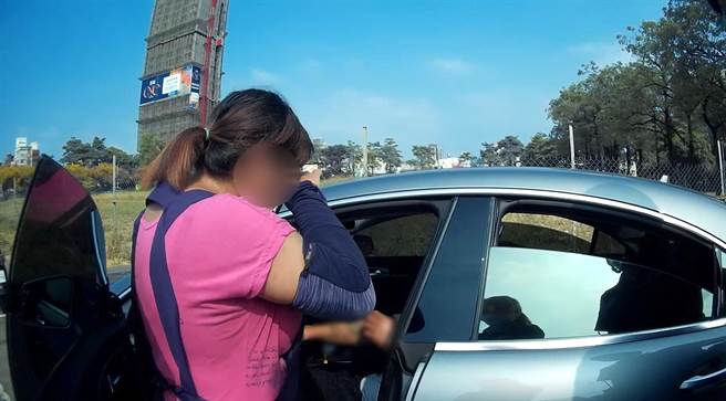 蔡妻见丈夫仍有意识，心中大石落，抱着丈夫大哭说「你要吓死我了！」。（照片由警方提供）