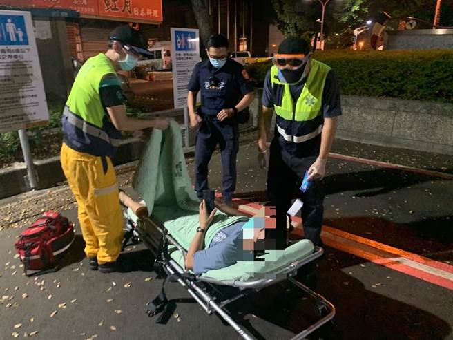 劉榮芳說，當時情況危急沒有多想，只靠著僅有的線索，包括發話位置與車型顏色，因此鎖定附近好停車的空曠場所，隨即駕駛巡邏車開始搜索，最後在中興路上一處停車場內發現符合線索的車輛。(民眾提供／吳建輝彰化傳真)