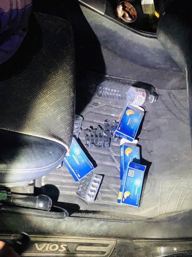 最後在中興路上一處停車場內發現符合線索的車輛，隨即上前敲窗查看，順利找到精神恍惚的楊男，也在副駕駛座踏板發現許多安眠藥包裝。(民眾提供／吳建輝彰化傳真)