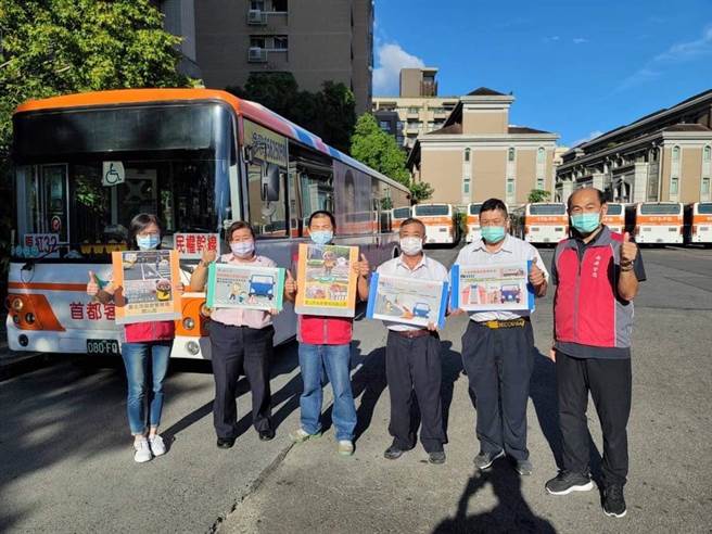 南港分局向大型車駕駛宣導安全駕駛。(翻攝照片／林郁平台北傳真）