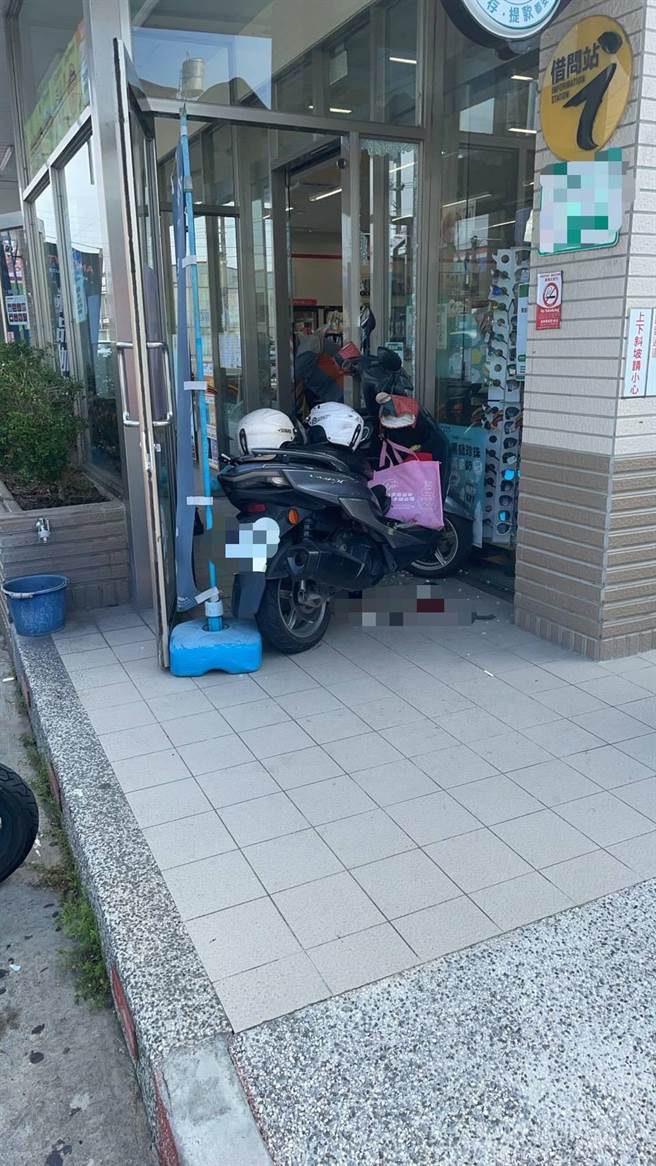 23歲林姓機車女騎士行經路口欲待轉時，與77歲王姓阿公騎乘的機車擦撞，阿公疑似緊張失控，機車就直衝進路旁的超商，造成超商大門玻璃撞碎。(高雄市警局旗山分局提供／林雅惠傳真)