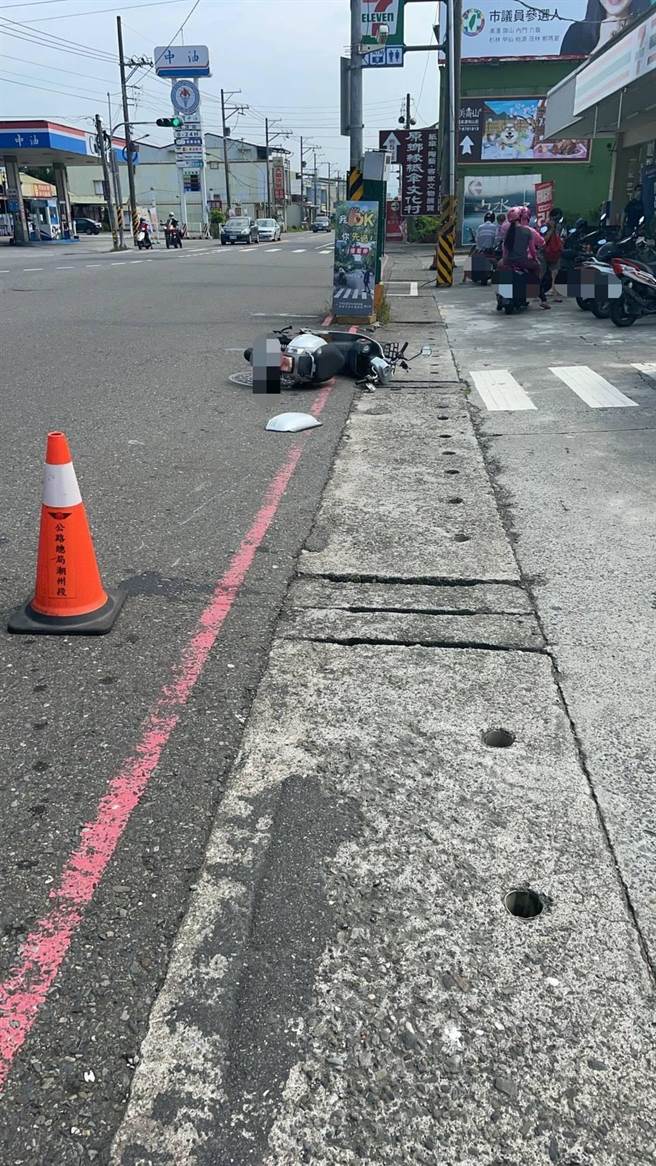 23歲林姓機車女騎士行經路口欲待轉時，與77歲王姓阿公騎乘的機車擦撞，阿公疑似緊張失控，機車就直衝進路旁的超商，造成超商大門玻璃撞碎。(高雄市警局旗山分局提供／林雅惠傳真)