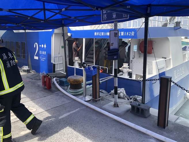 东琉线交通船冒烟起火，所幸无人伤亡。(警方提供)