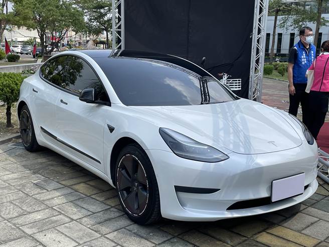 持振興券在雲林消費滿500元除了有現金回饋10％，還可抽特斯拉汽車。（周麗蘭攝）

