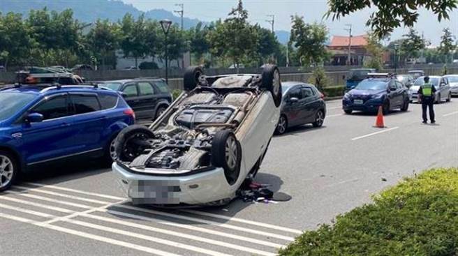 江姓男子開車開到睡著，自撞分隔島後翻車四輪朝天。(民眾提供)