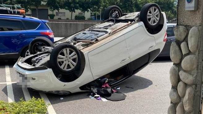江姓男子開車開到睡著，自撞分隔島後翻車四輪朝天。(民眾提供)