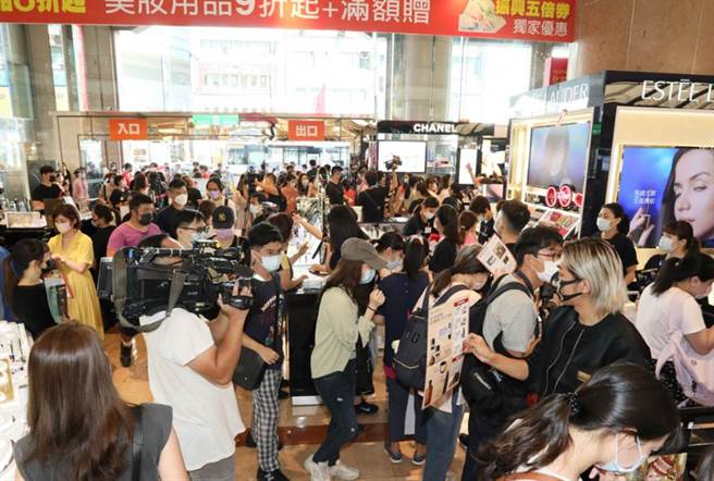 国庆连假适逢五倍券发放、百货公司周年庆，人潮涌现。（石智中摄）
