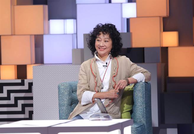 外表开朗的杨丽音背后，是儿时曾为家暴的受害者。（公视提供）