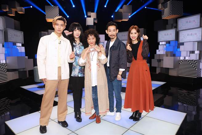 《俗女养成记2》演员杨丽音、陈竹升（中、右２）上炎亚纶、唐绮阳、吴姗儒（左1、左2、右1）主持公视《36题爱上你》。（公视提供）