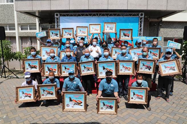 义竹乡鸽笭文化季今天落幕，县长翁章梁义竹乡公所前广场颁发各类组比赛得奖者奖牌。（张亦惠摄）