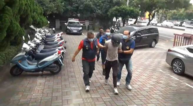 吳姓男嫌（中）有詐欺前科，9日凌晨在霧峰區中正路上1家超商行搶。（照片由警方提供）