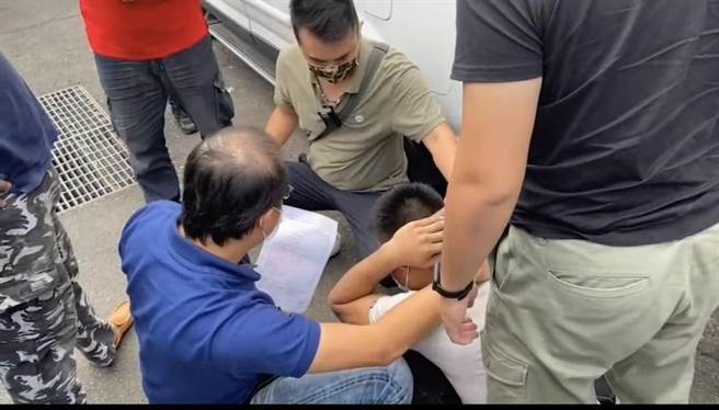 霧峰警方循線連夜鎖定對象抓人，約10點半在太平區逮捕吳嫌。（照片由警方提供）