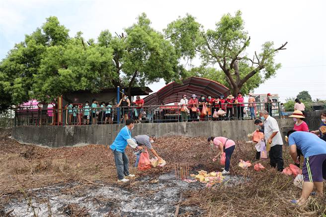 二崙鄉三和村深坑社區居民9日在虎尾溪旁沿續拜溪王的習俗。（周麗蘭攝）