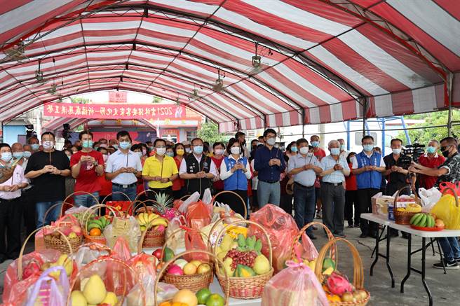 二崙鄉深坑社區居民9日在觀音佛祖廟舉辦溪王祭，縣長張麗善、立委劉建國、縣議員李明哲、廖偉晴、游淑雲、二崙鄉長鍾福助都到場一同祈福，傳承詔安客家感謝天地的謙卑精神。（周麗蘭攝）