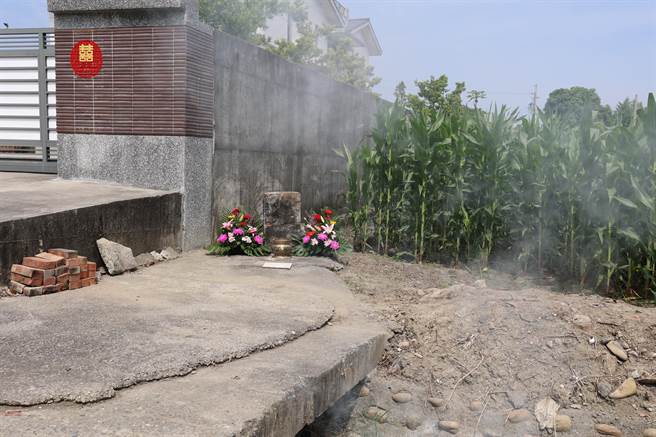 早年二崙鄉沿虎尾溪南岸耕作的客家農人必須涉水，不小心失足會被沖走，三和村民在溪邊設石敢當固定祭祀。（周麗蘭攝）