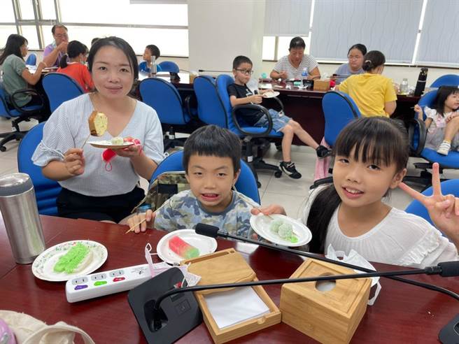 新住民在Q彈的口感與濃郁的椰奶香中，用味蕾探索東南亞最受歡迎的國民甜點，也用心體驗多樣的異國文化。（移民署提供）
