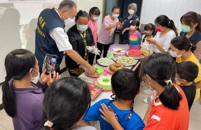 移民署金門縣服務站辦理新住民家庭教育課程，邀請新住民講師李麗美介紹印尼傳統美食「娘惹糕」。（移民署提供）