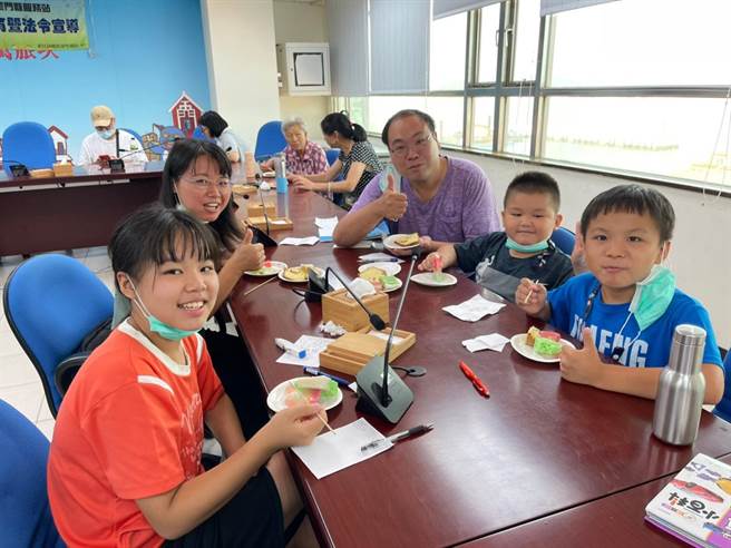 新住民在Q彈的口感與濃郁的椰奶香中，用味蕾探索東南亞最受歡迎的國民甜點，也用心體驗多樣的異國文化。（移民署提供）