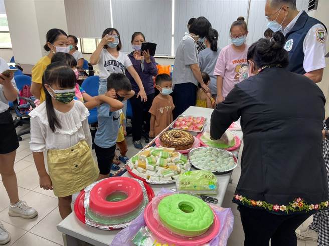 新住民在Q彈的口感與濃郁的椰奶香中，用味蕾探索東南亞最受歡迎的國民甜點，也用心體驗多樣的異國文化。（移民署提供）