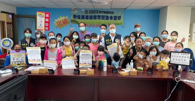 移民署透過多國語言圖卡，提醒新住民注意振興券相關資訊。（移民署提供）