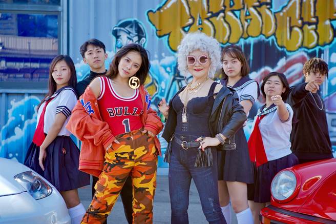 杨燕（右）携手夏沐推出公益单曲。（声达科技、虞成伟摄）