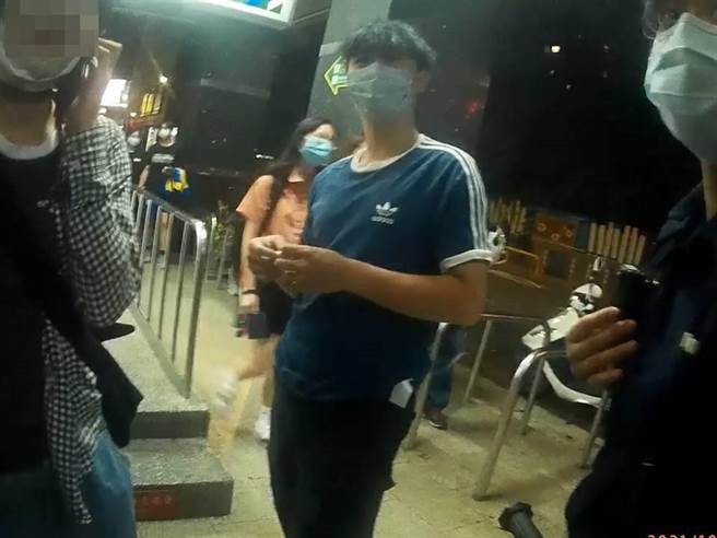 桃園市桃園區林姓女子8日下午在郵局提款疑似遭到詐騙，警察自稱是他警察男友，讓嫌犯嚇得掛掉電話。（翻攝照片）