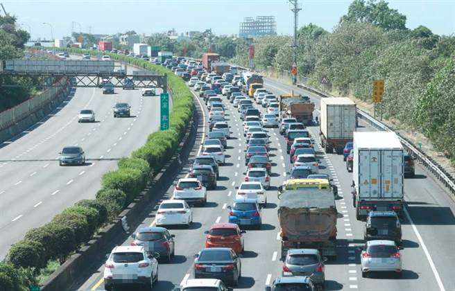 國慶連假首日，9日一早國道部分路段湧現車潮，國道3號南下路段大溪龍潭段出現車多回堵情形，行車速度緩慢。(陳怡誠攝)
