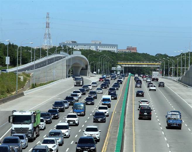國慶連假首日，9日一早國道部分路段湧現車潮，國道3號南下路段大溪-高原段出現車多回堵情形，行車速度緩慢。(陳怡誠攝)
