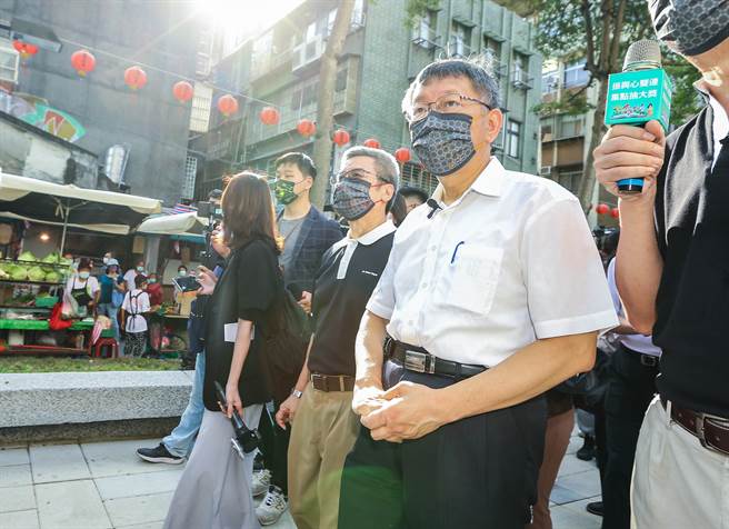 台北市长柯文哲一早出席「振兴心双连」走读活动，视察双连市场。(粘耿豪摄)