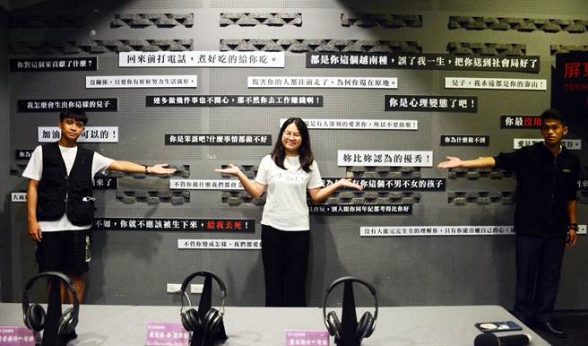 沈芸安（中）响应台湾女孩日，藉由策展让大眾瞭解脆弱家庭对女性的影响。（林和生摄）