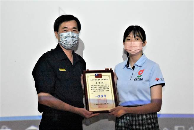 內湖分局長王寶章頒發感謝狀給行員。(翻攝照片／林郁平台北傳真）