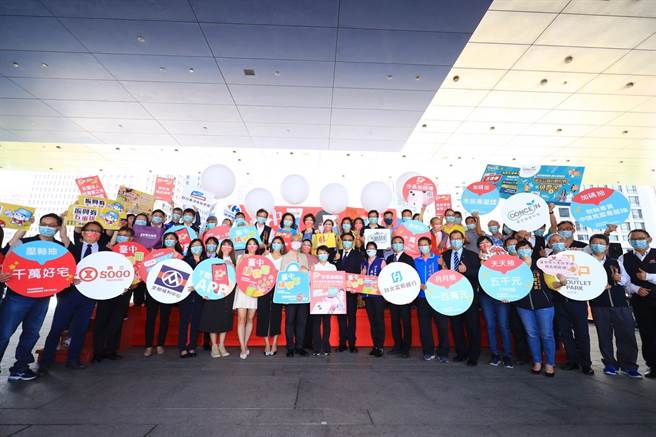 为期60天的2021台中购物节活动明天将正式起跑，经发局特别在草悟道举办连续2天市集，为活动热身。（经发局提供／林欣仪台中传真）