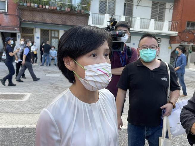 针对民进党台北市长人选，前文化部长郑丽君称讚基隆市长林右昌很优秀。（张颖齐摄）