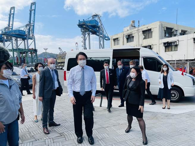 基隆市长林右昌（中）。（张颖齐摄）