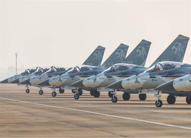 图为国军空军IDF战机实施飞行前检查。（图/翻摄自 国防部发言人脸书，军闻社提供）