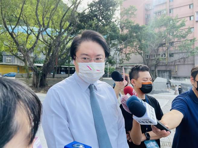 基隆市長林右昌吃過20元的蚵仔麵線。（張穎齊攝）