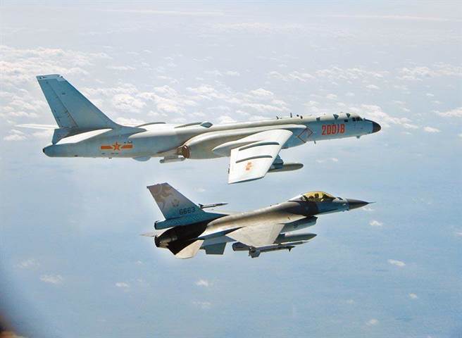 共機頻繁擾台引起國際關注，圖為空軍F-16戰機監控共軍轟六。（國防部提供）