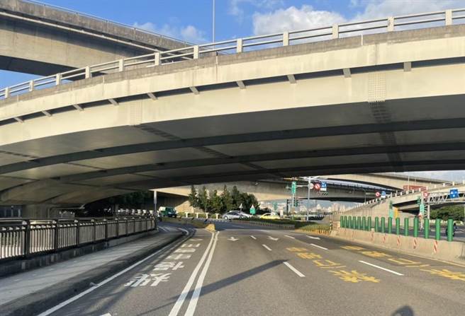 中山桥设有机慢车专用道，警方提醒骑士应减速行驶，保持安全距离。(翻摄照片／林郁平台北传真）