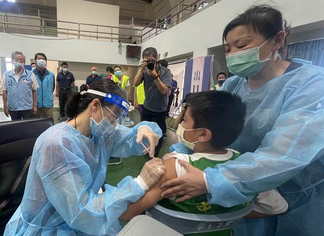 金门完成高中、职与5所国中学生第1剂BNT疫苗接种，共有3394人施打，接种率达93.6％。（金门县府提供）