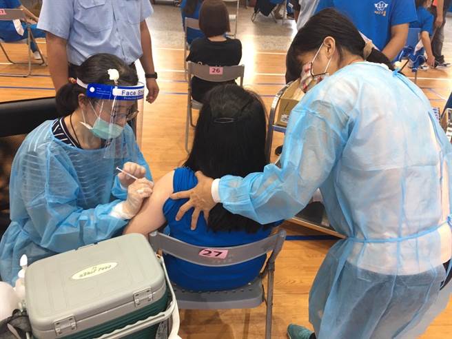 金门完成高中、职与5所国中学生第1剂BNT疫苗接种，共有3394人施打，接种率达93.6％。（金门县府提供）