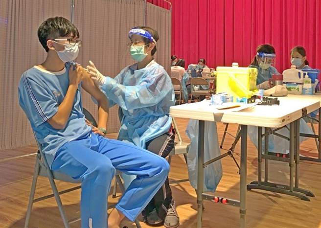 金门完成高中、职与5所国中学生第1剂BNT疫苗接种，共有3394人施打，接种率达93.6％。（金门县府提供）