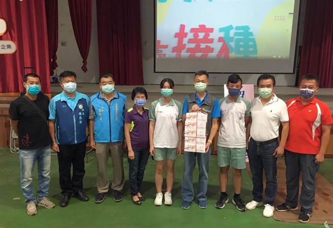 金寧中小学家长会赠送餐盒，关怀接种疫苗的学生。（金门县府提供）