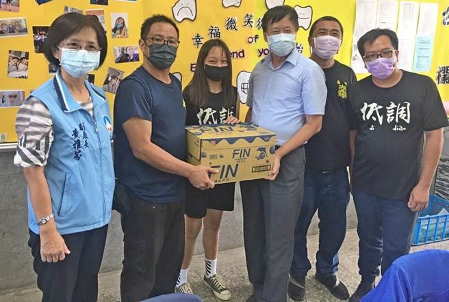 金沙国中家长会提供运动饮料，关怀接种疫苗的学生。（金门县府提供）