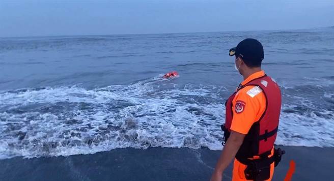 海巡人员出动遥控式动力救生圈，成功抢救体力不支的晨泳妇人。(海巡署提供)