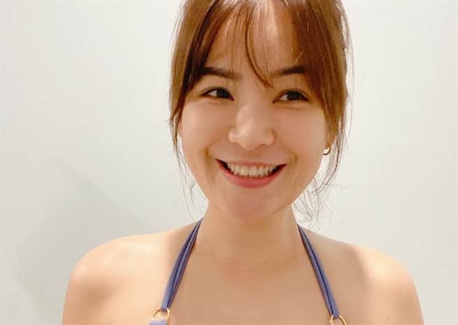 陈沂笑开心的tag郑家纯「侵害个资」要开庭唷！（图/陈沂脸书）