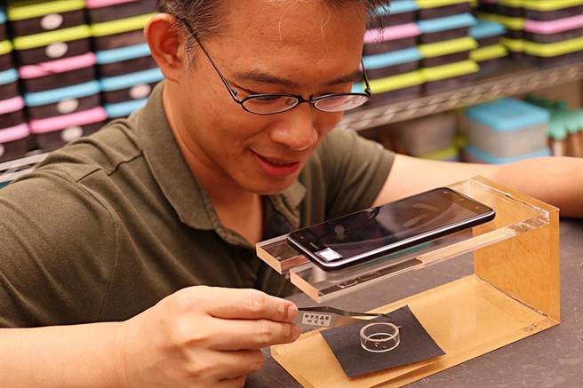 國立中興大學昆蟲學系教授李後鋒進行白蟻影像拍攝。（興大提供／林欣儀台中傳真）