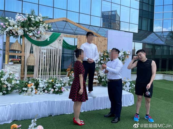 日前欧阳靖在微博透露自己出门跑步，路过一场温馨婚礼被邀请观礼，穿运动装乱入的模样让网友笑翻。(图/ 摘自欧阳靖微博)