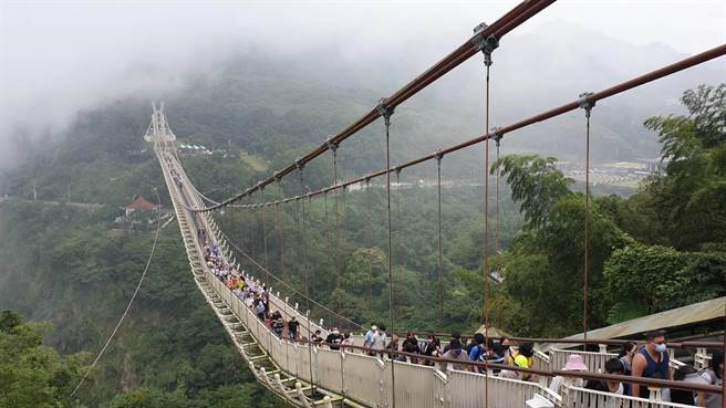 国庆连假首日，嘉义县梅山乡太平云梯迎来近3700名游客登云梯、走步道。（严清雅提供／张亦惠嘉县传真）