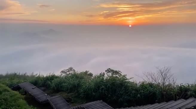 隙顶民眾陈善宏10月6日拍摄的日落云海，但因近日水气不足国庆连假要看到云海的机会不高。（陈善宏提供／张亦惠嘉县传真）