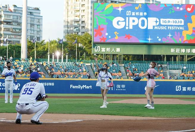 吳卓源（右）、陳芳語為富邦悍將開球，賽後還將帶來現場演唱。（富邦悍將提供）